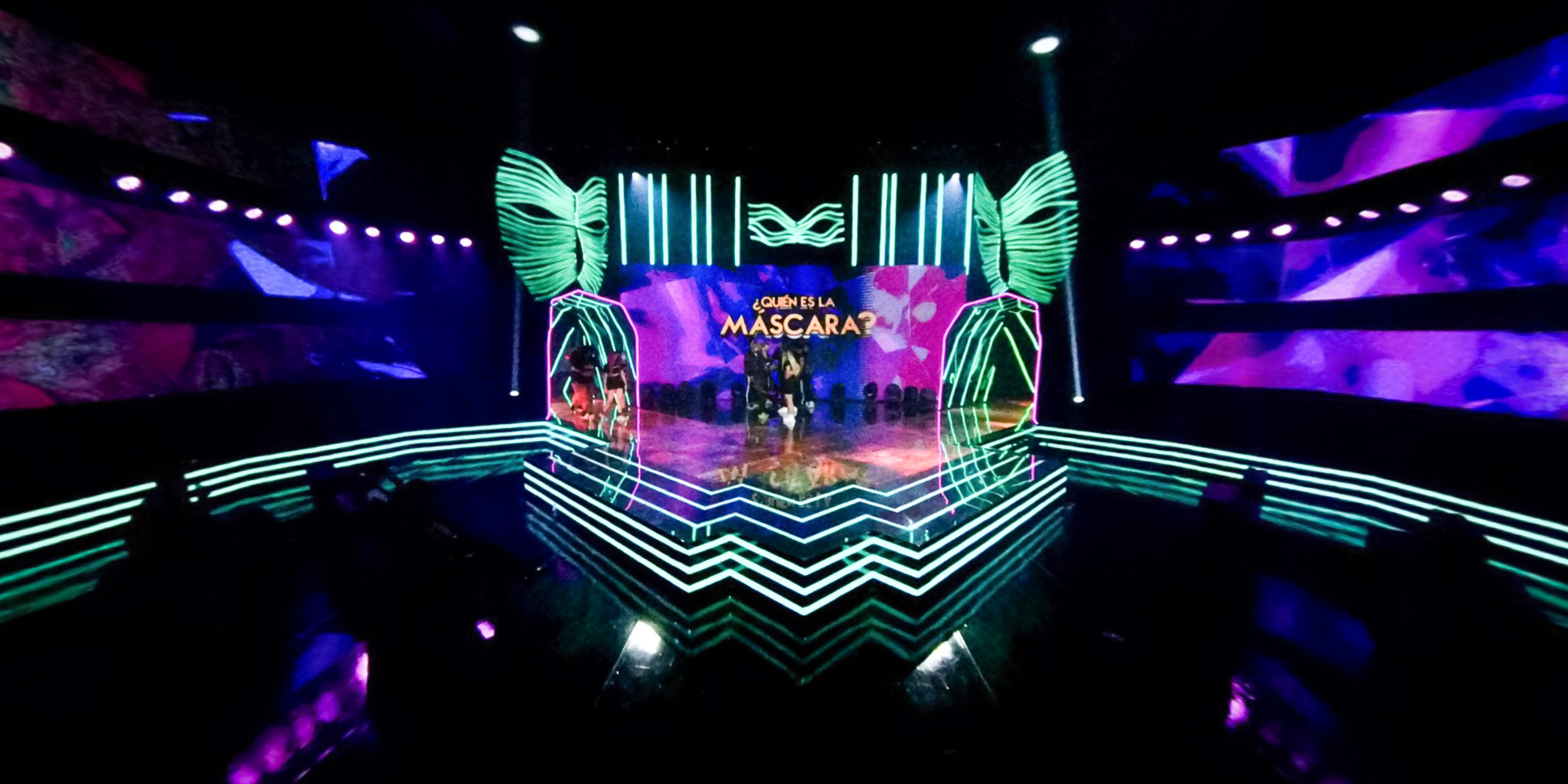 La Máscara stage — teal neon state