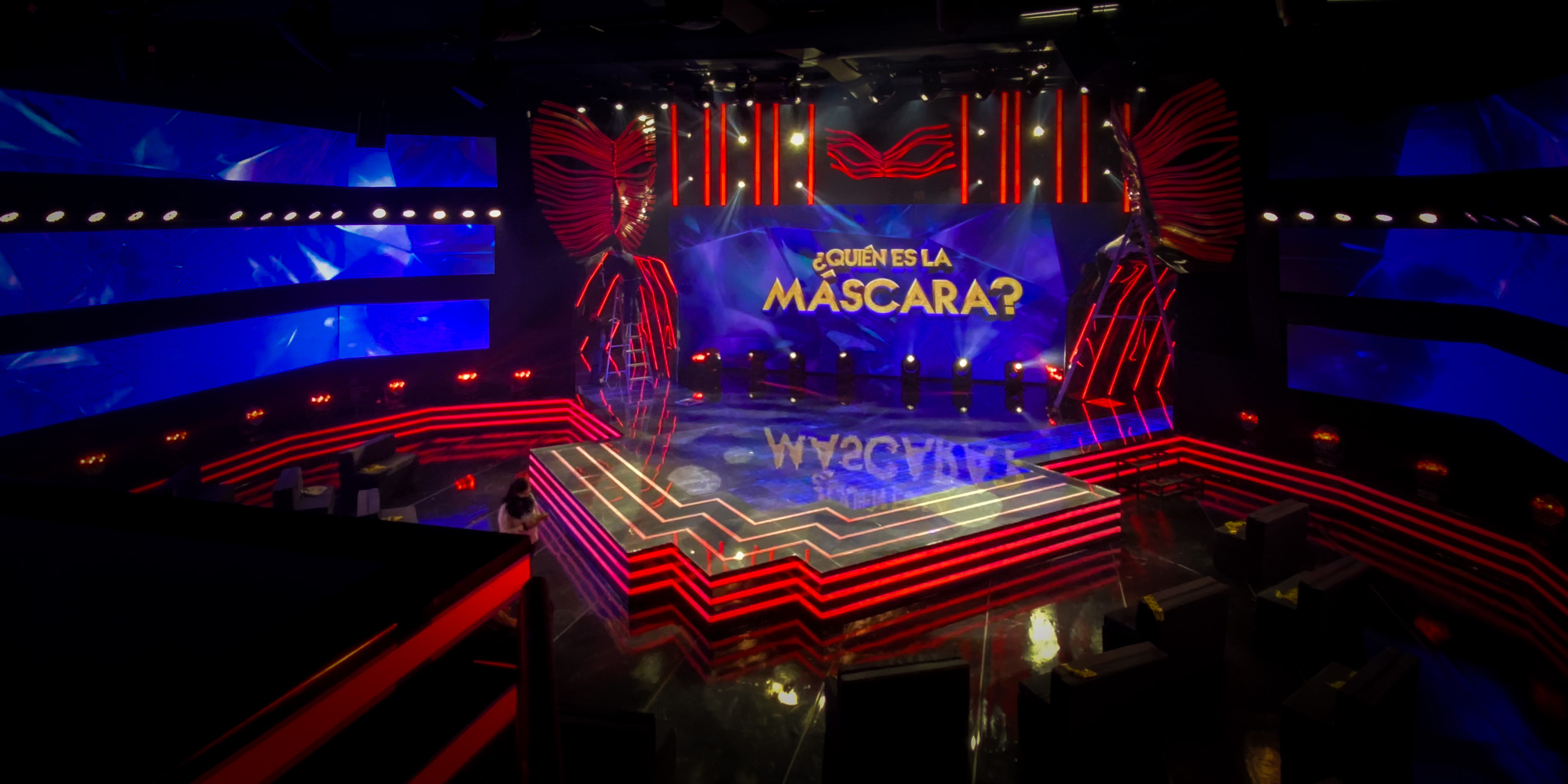 La Máscara stage — red and blue state