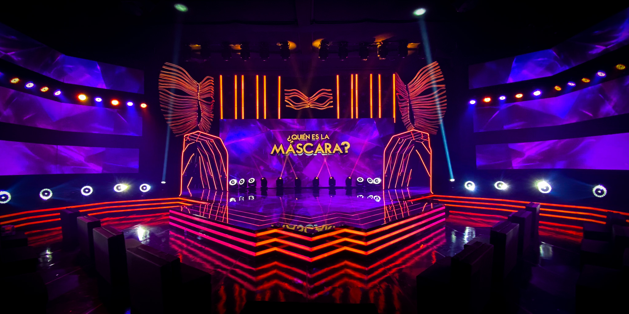 La Máscara stage — purple full view